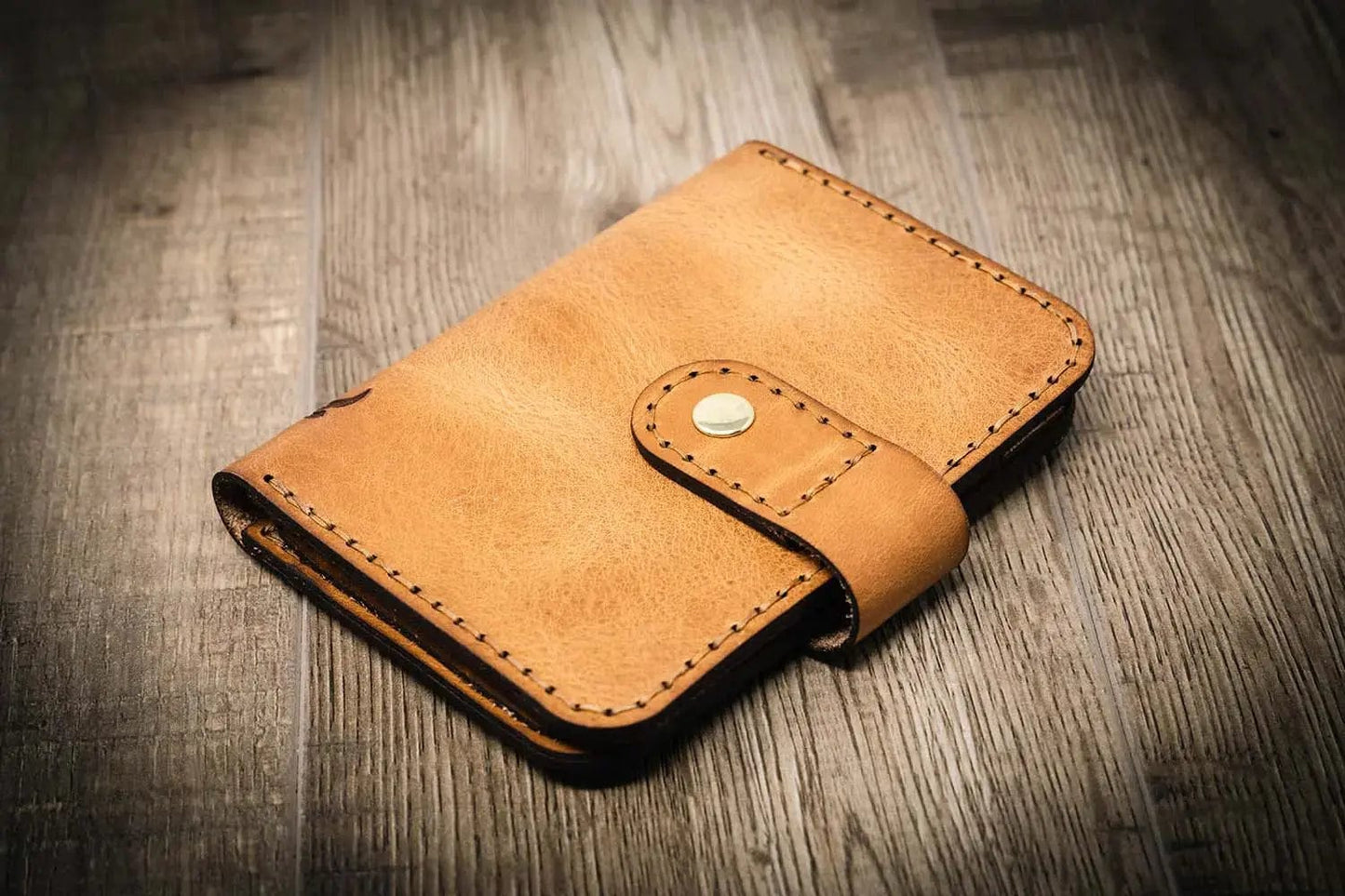 Badge Vertical Wallet - Saddle Tan